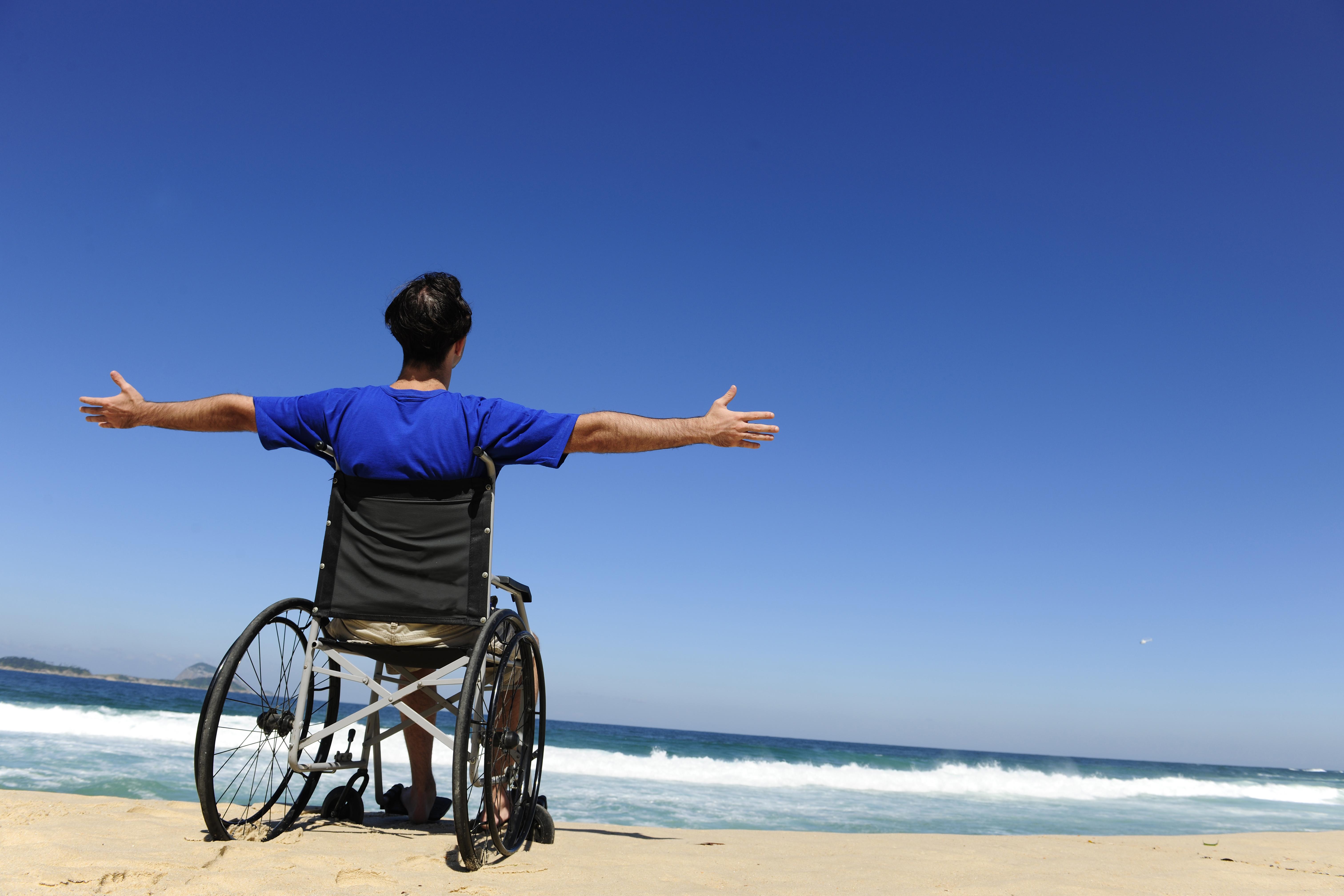 26 в жизни человека. Инвалид. Люди с ограниченными возможностями. Люди с инвалидностью. Инвалидная коляска для путешествий.