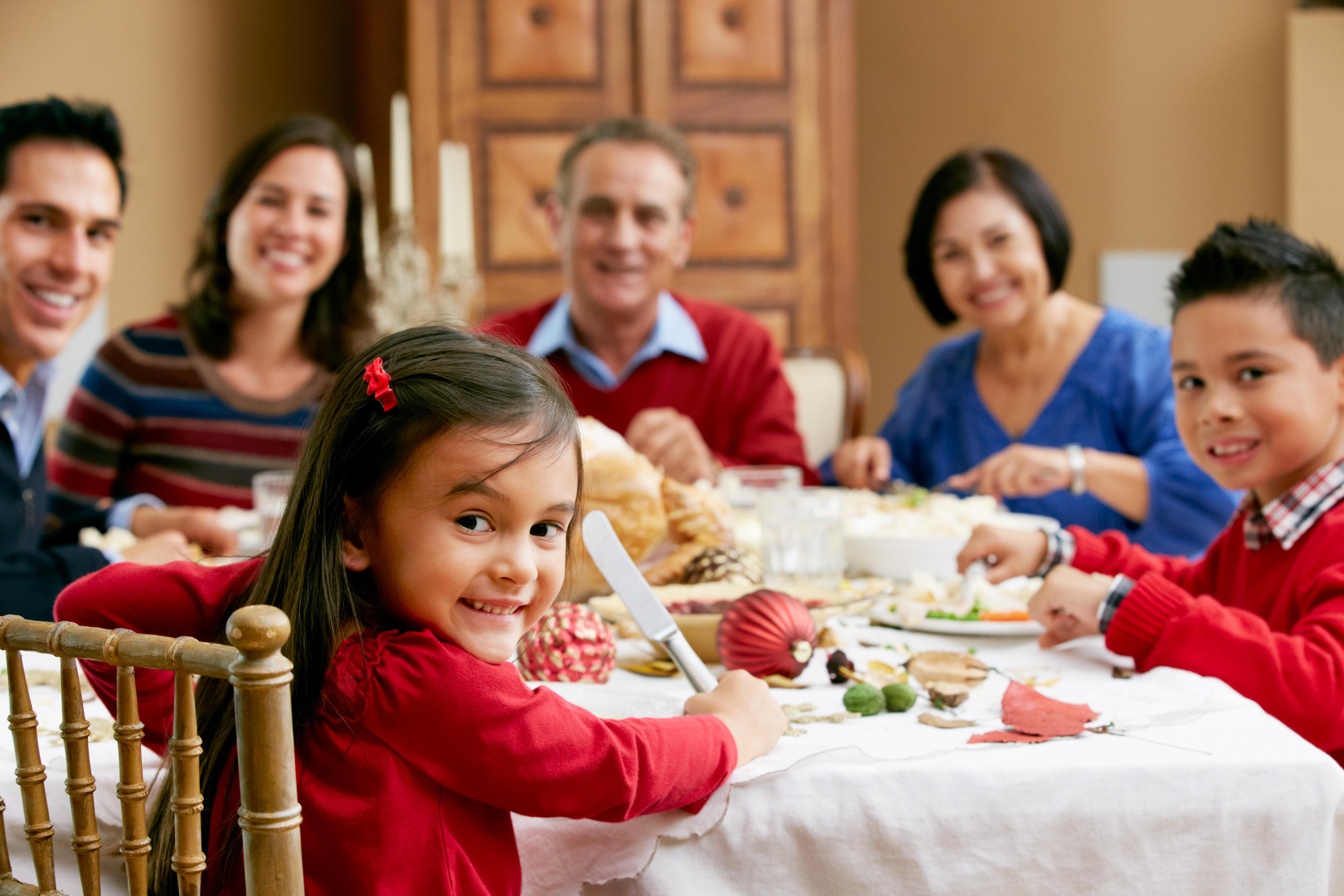 I lunch at home. Семья за столом. Семья за праздничным столом. Семейные традиции. Дети за столом.