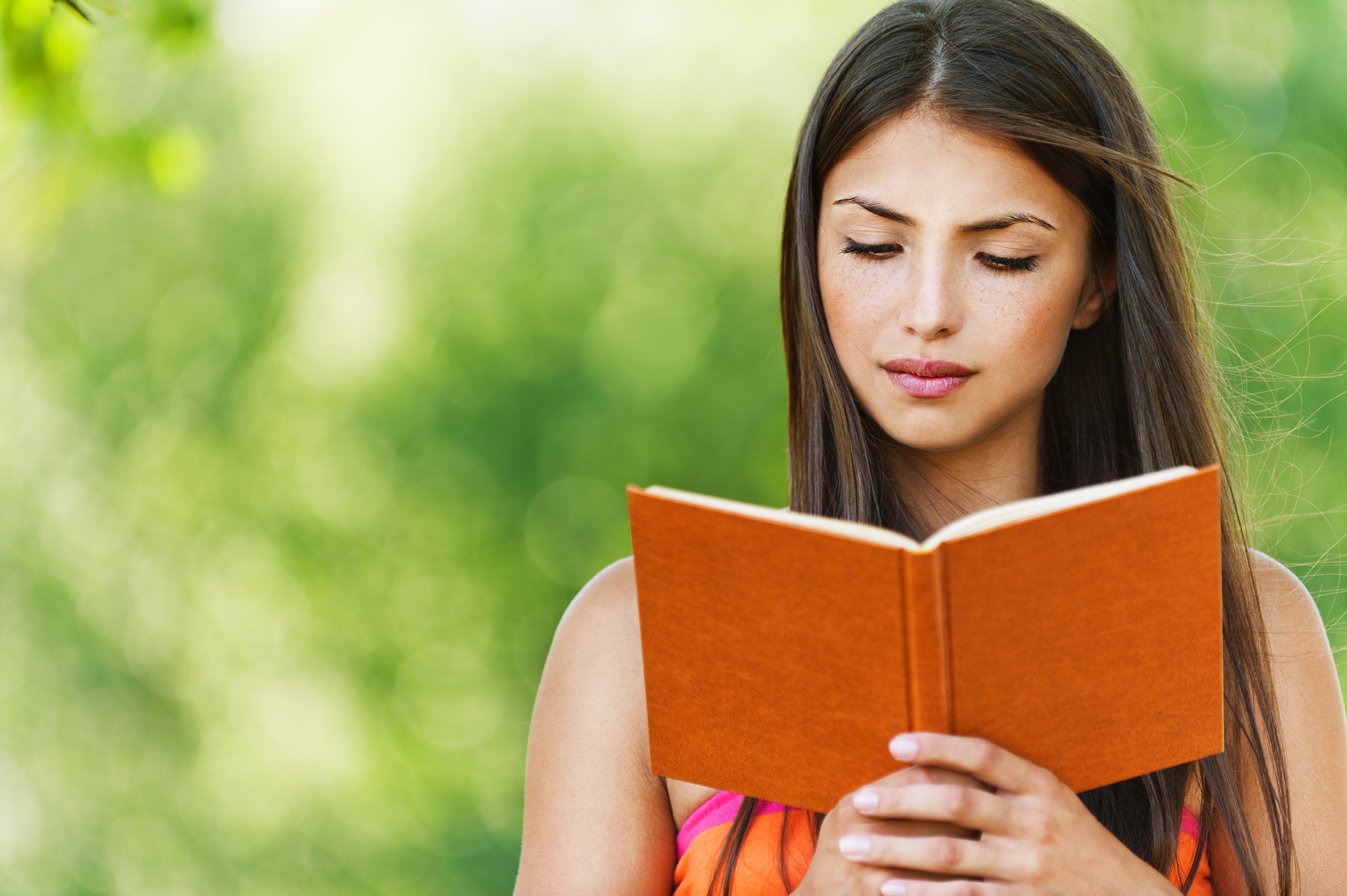 Девушки читают текст. Девушка с книгой. Женщина с книжкой. Девушка с книгой в руках. Человек с книгой в руках.