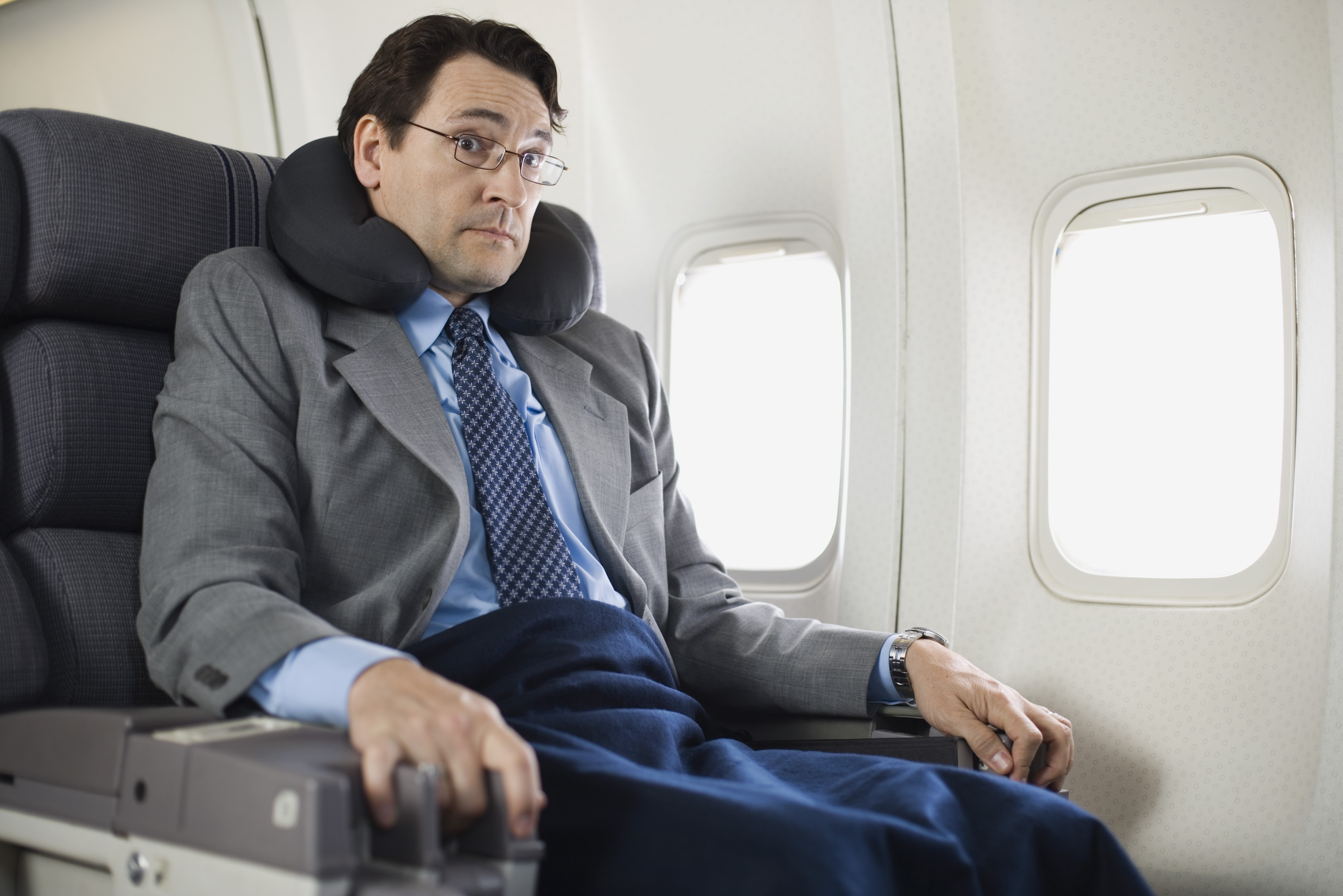 Люди сидят в самолете. Мужчина в самолете. Люди в самолете. Человек сидит в самолете.