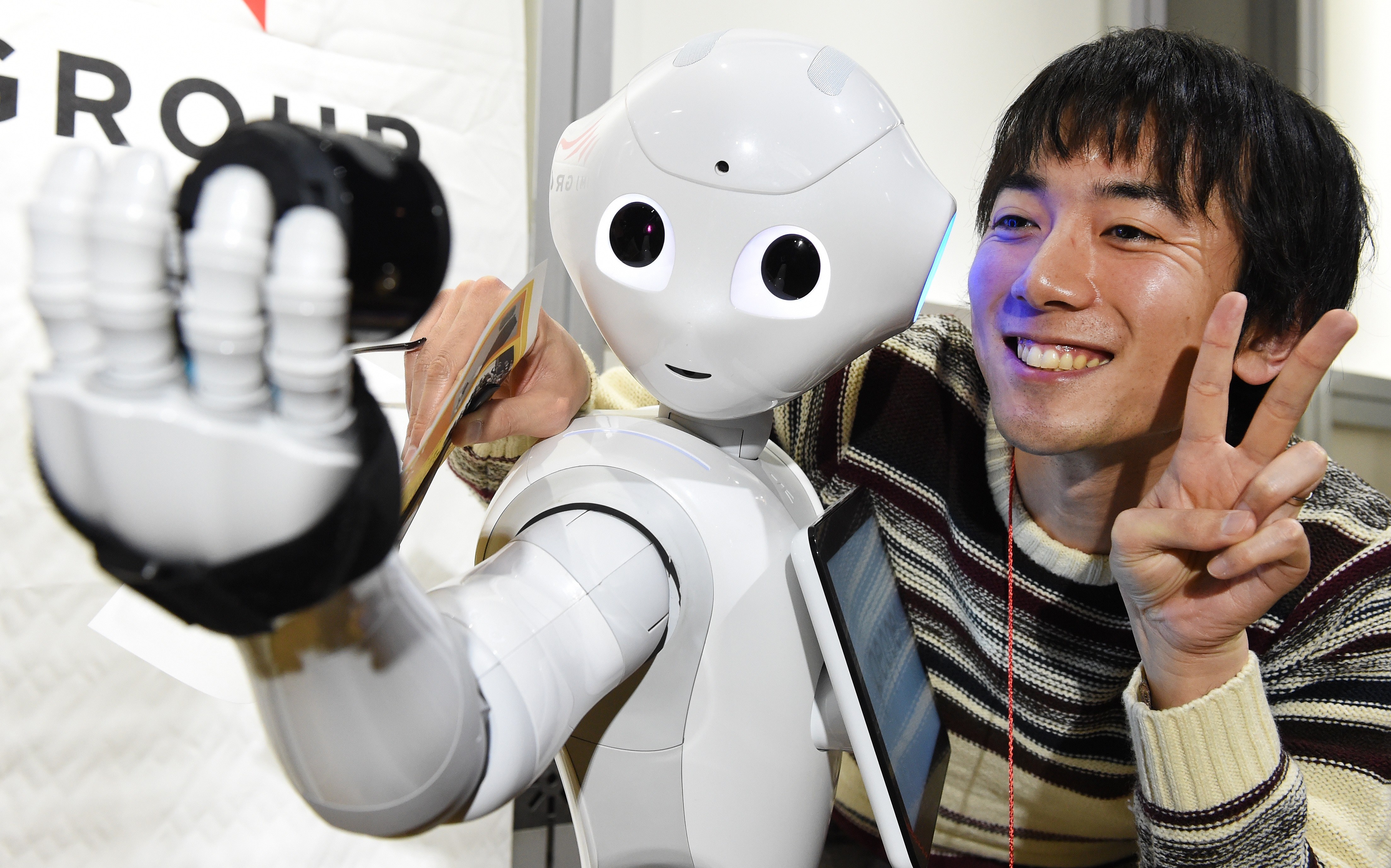 Japan tech. Робот дворецкий Пеппер. Японские технологии. Робототехника Японии. Современные роботы.
