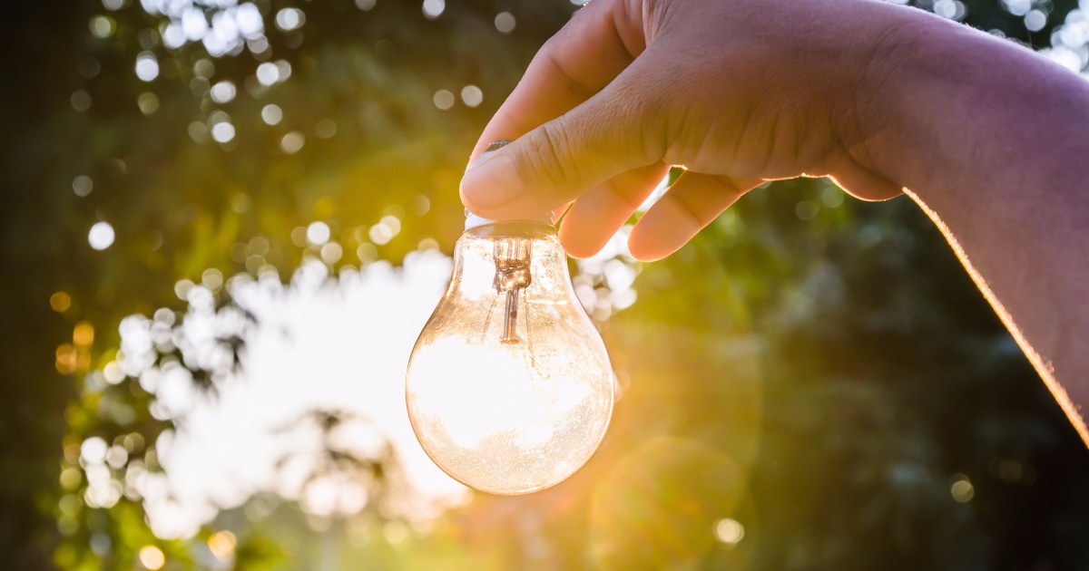 Incandescent lamp could save energy by recycling infrared light