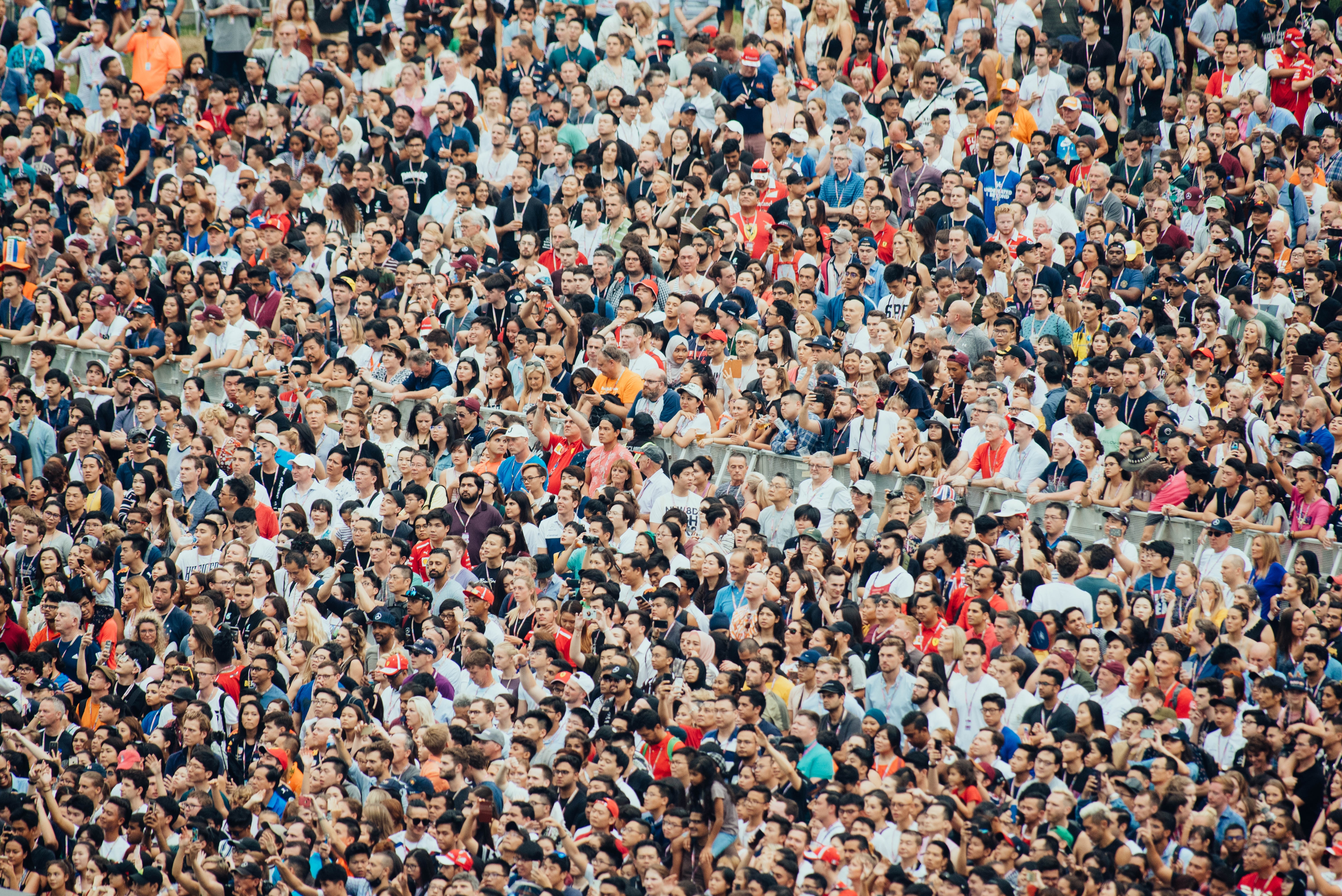Сколько тысяч человек проживает в. Человек толпы. Скопление людей. Большое скопление людей. Огромное скопление людей.