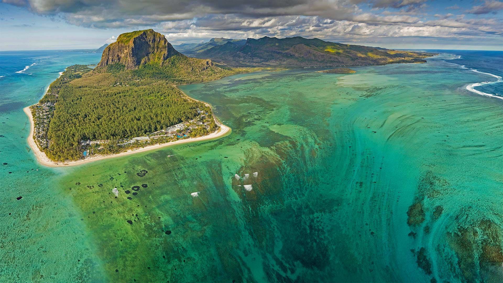 How an "underwater waterfall" came to exist on Mauritius - Big Think
