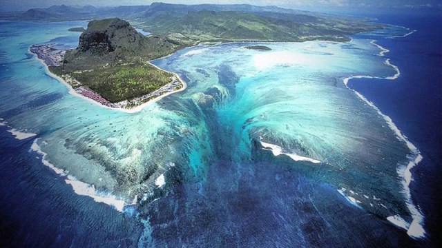 underwater waterfall mauritius
