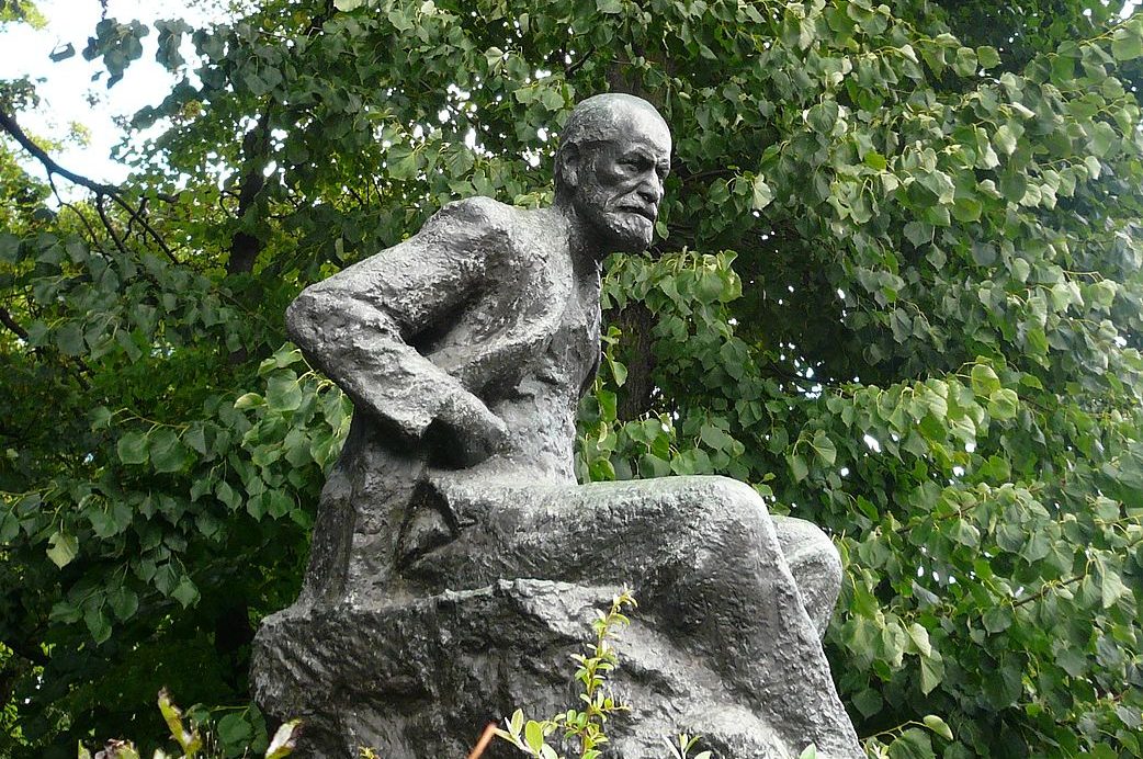 Sigmund Freud statue