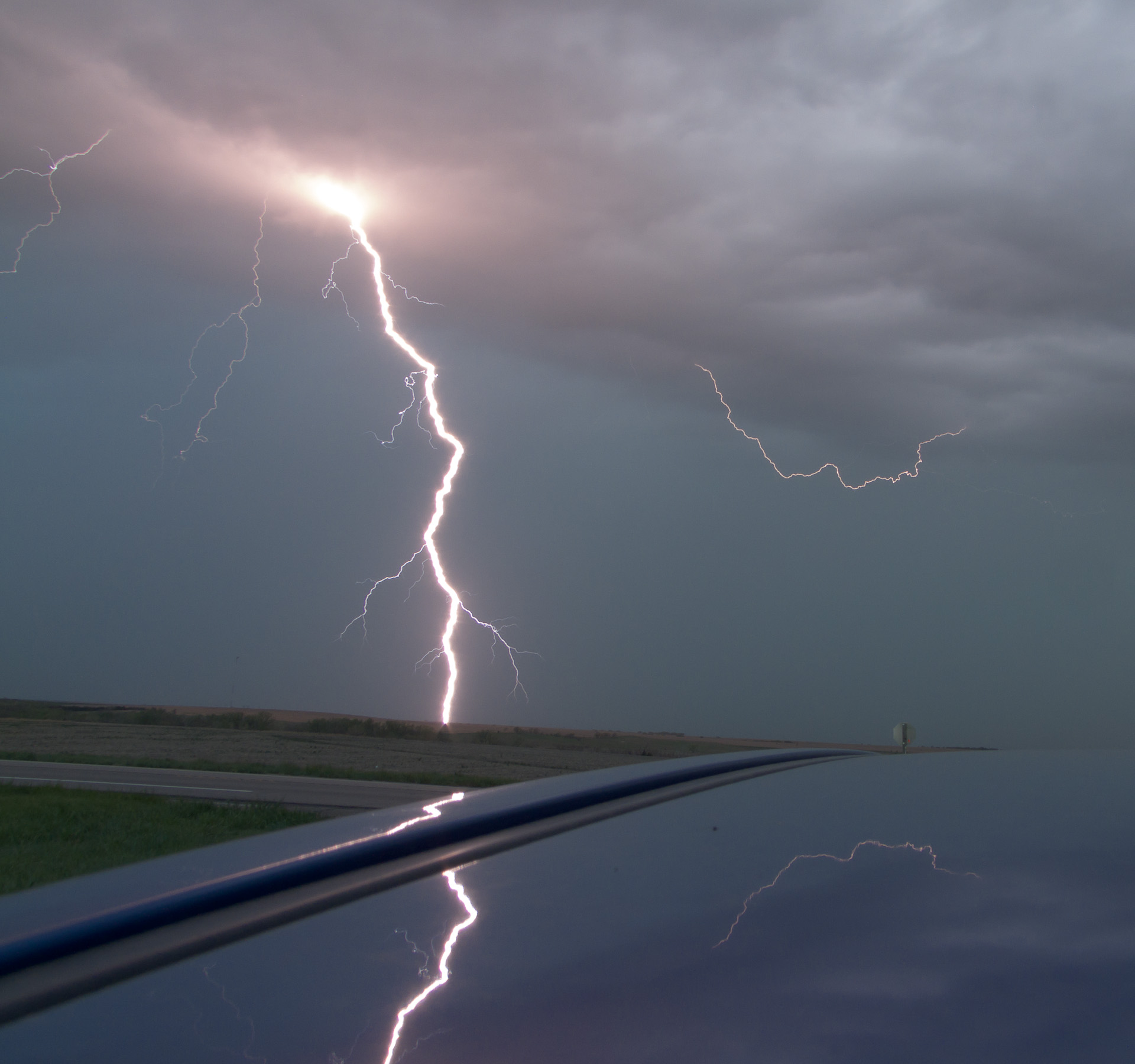 vertical cloud-to-ground lightning bolt