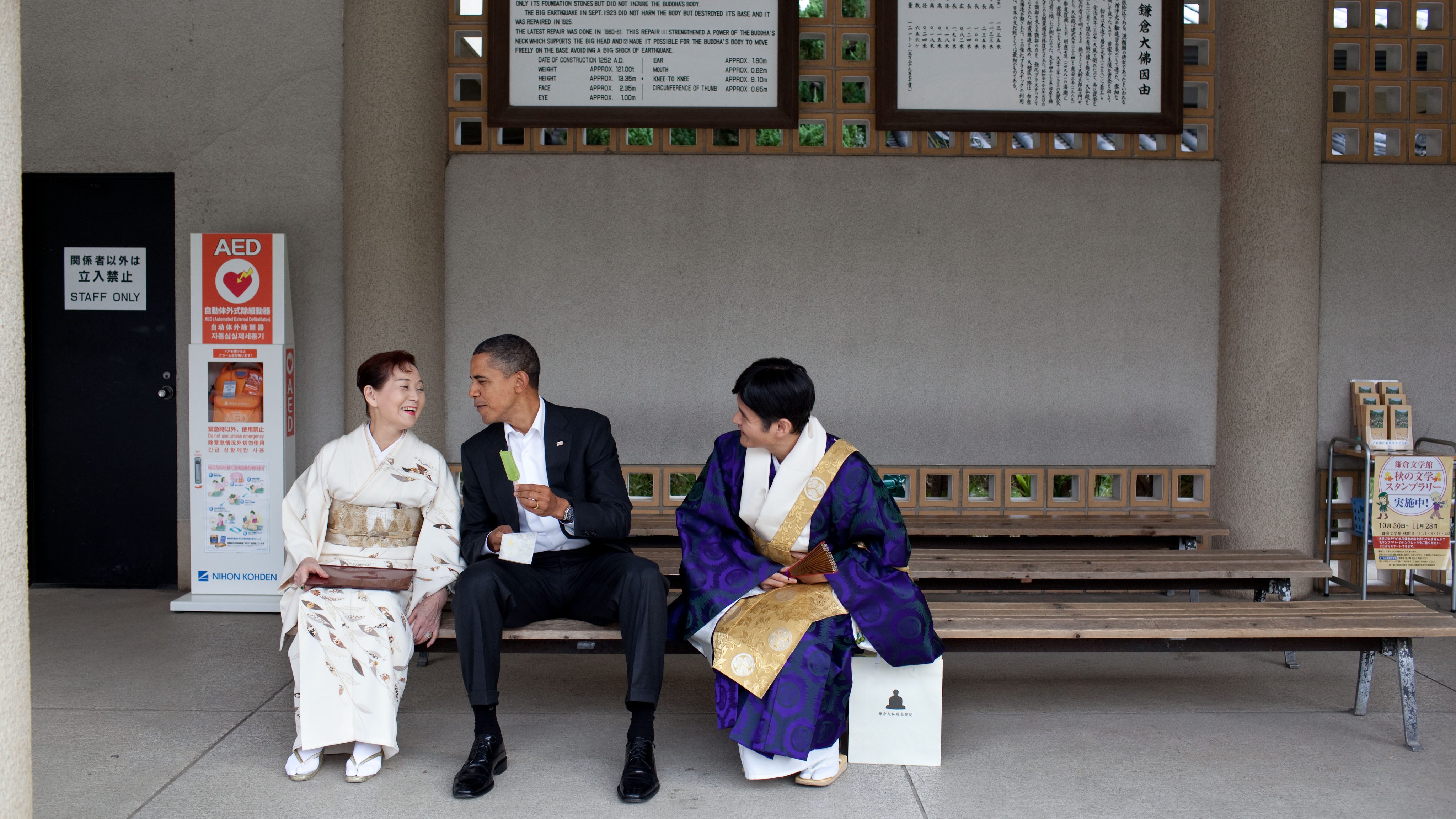 Barak Obama eats green tea ice cream during a visit to Japan.