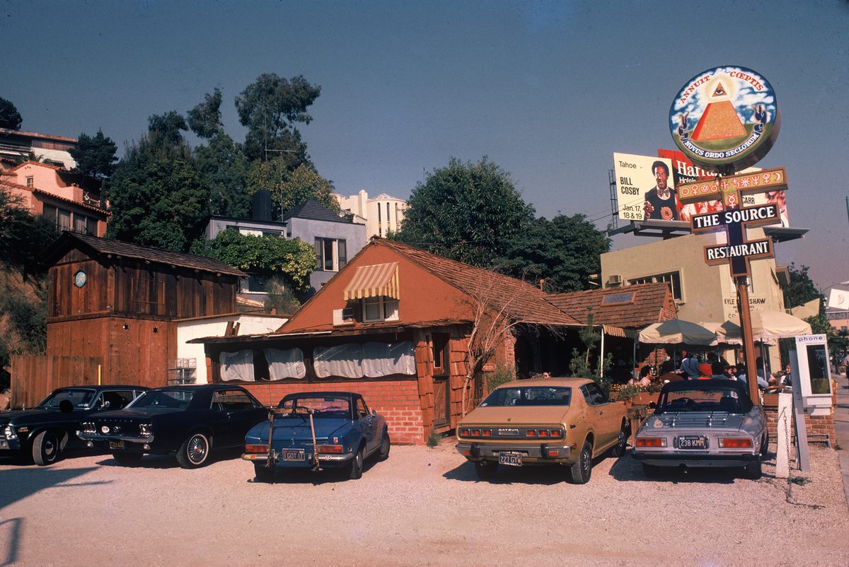 a group of cars parked in front of a building.
