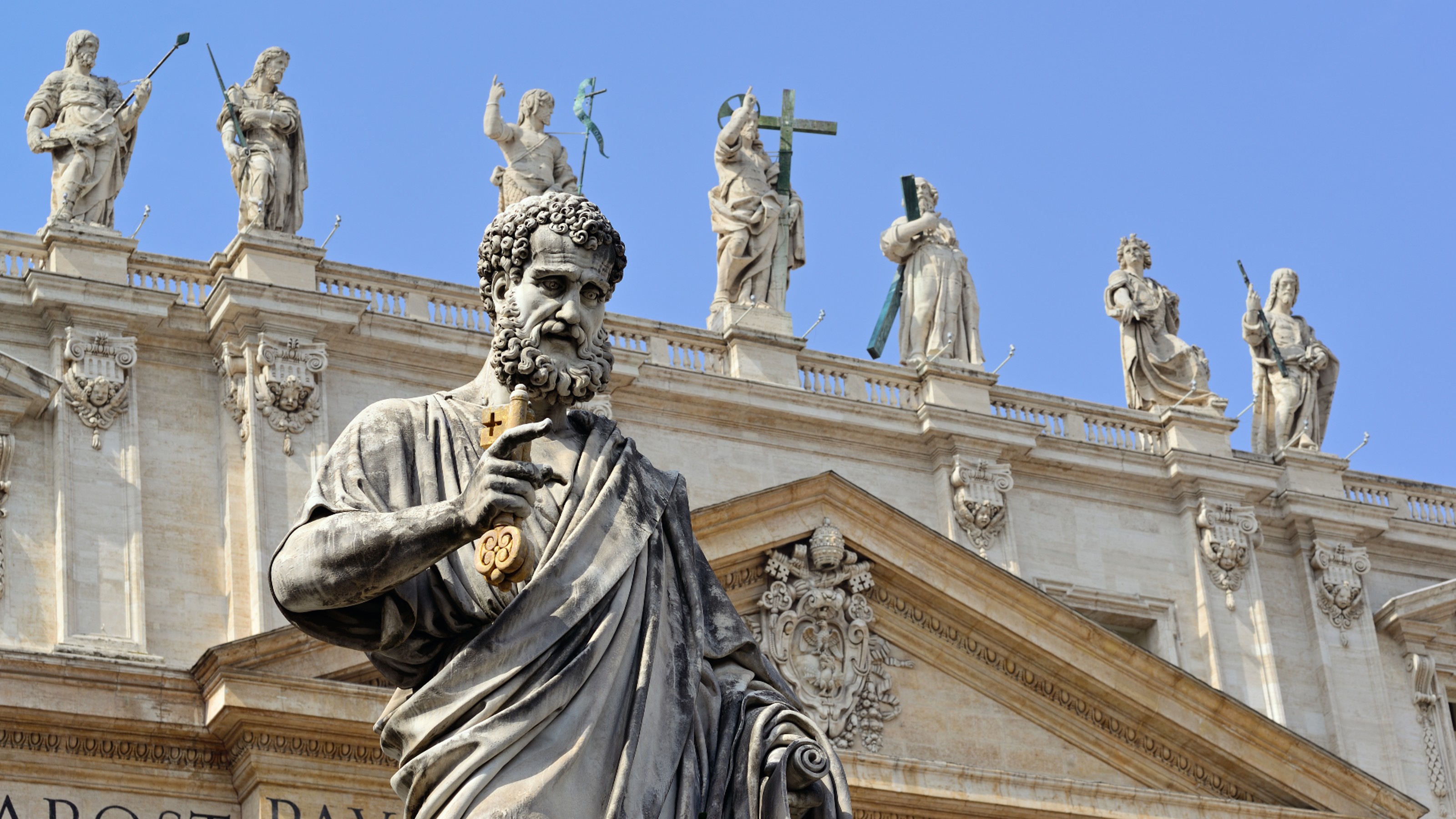 Памятник святого петра. Статуя Святого Петра в Ватикане. Статуя Святого Петра в соборе Святого Петра. Площадь Святого Петра статуи.