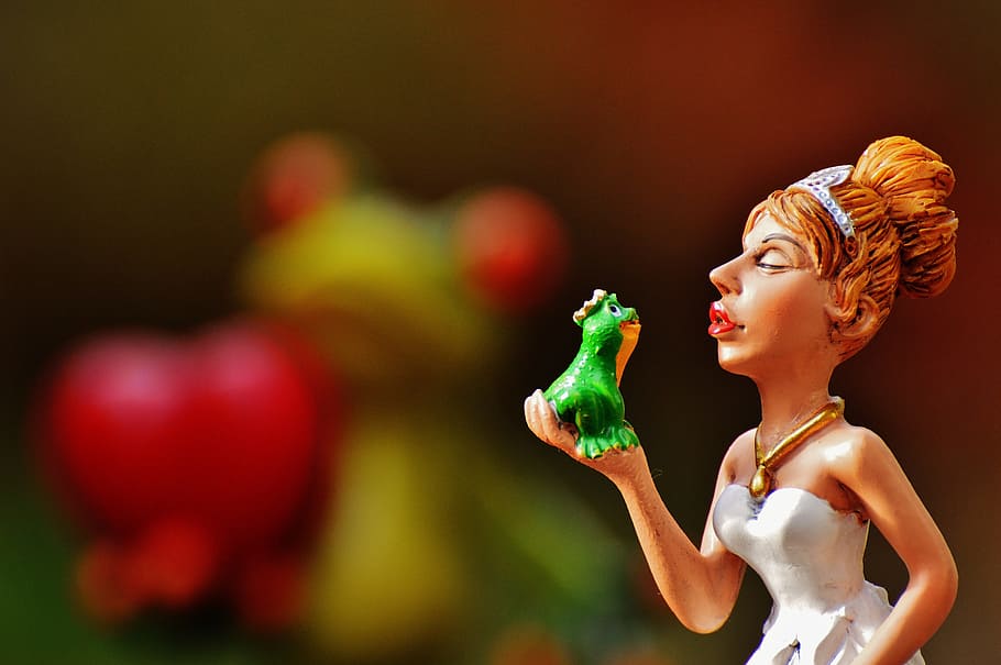 princess kissing frog