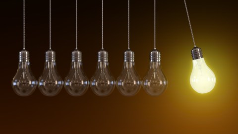 A group of hanging light bulbs