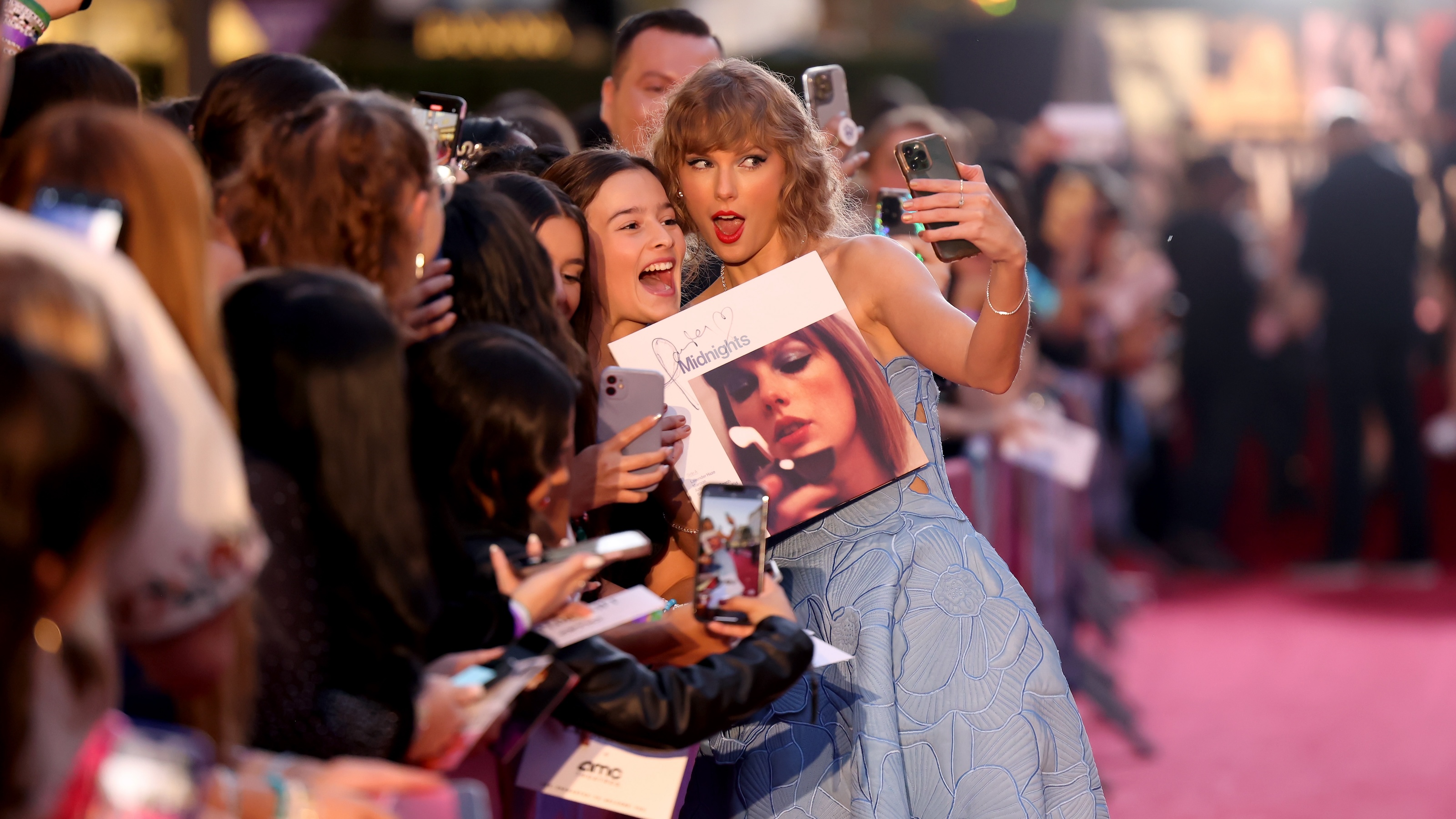 Taylor Swift shines on the red carpet
