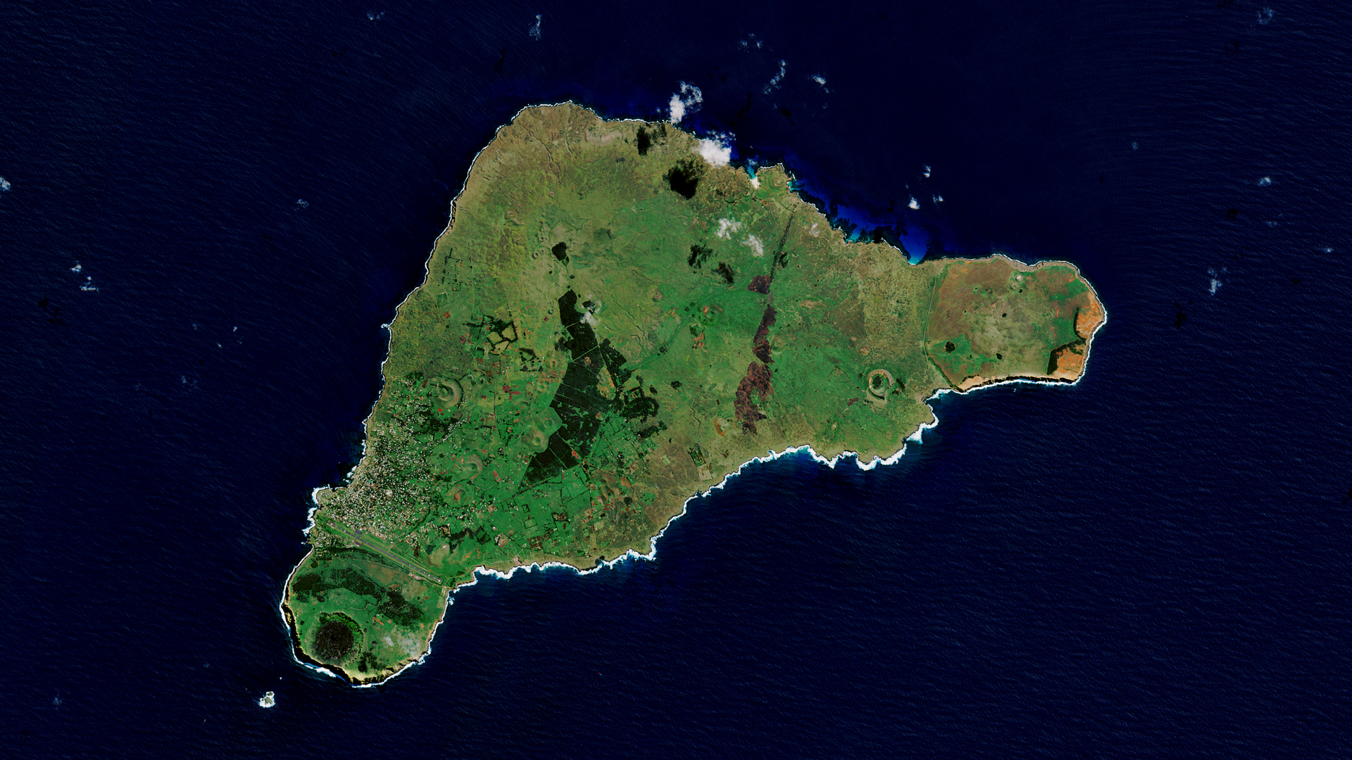 Un'immagine satellitare dell'Isola di Pasqua, un'isola verde nell'oceano.